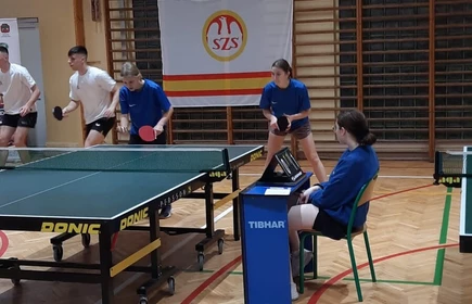 uczniowie grający w tenisa stołowego